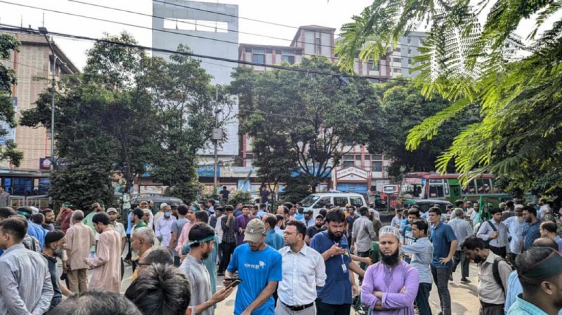 People being barred from entering Dhanmondi 32, beaten up